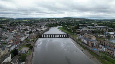 Barnstaple, Kuzey Devon, İngiltere: DRONE VİEWS: İHA merkezi Barnstaple 'deki Taw Nehri boyunca uzanan Uzun Köprü' yü gösteriyor. Ortaçağ köprüsü, kasabanın müreffeh bir yün ticaret merkezi olarak erken tarihini yansıtır (Bölüm 3).