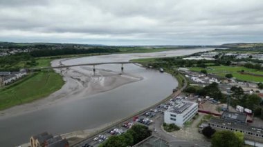 Barnstaple, Devon, İngiltere: DRONE VİEWS: İHA, merkez Barnstaple 'deki Taw Nehri boyunca uzanan A361 üzerinde Taw Köprüsü' nden geçen trafiği gösteriyor. Kasaba tarihsel olarak 14. yüzyıldan itibaren müreffeh bir yün ticaret merkeziydi (3.).