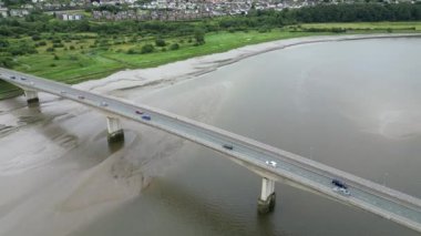 Barnstaple, Devon, İngiltere: DRONE VİEWS: İHA, merkez Barnstaple 'deki Taw Nehri boyunca uzanan A361 üzerinde Taw Köprüsü' nden geçen trafiği gösteriyor. Kasaba tarihsel olarak 14. yüzyıldan itibaren müreffeh bir yün ticaret merkezidir (Clip 2).).