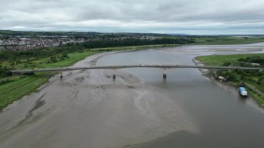 Barnstaple, Devon, İngiltere: DRONE VİEWS: İHA, merkez Barnstaple 'deki Taw Nehri boyunca uzanan A361 üzerinde Taw Köprüsü' nden geçen trafiği gösteriyor. Kasaba tarihsel olarak 14. yüzyıldan itibaren müreffeh bir yün ticaret merkezidir (Klip 1).).