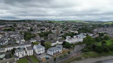 Barnstaple, Kuzey Devon, İngiltere: DRONE VİEWS: İHA Taw nehrinin üzerinden uçarak merkezi Barnstaple 'ı ve Kutsal Üçlemeci Kilisesini gösteriyor. Barnstaple, 14. yüzyıldan itibaren başarılı bir yün ticaret merkezi olarak biliniyordu (Bölüm 2).).