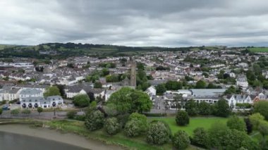 Barnstaple, Kuzey Devon, İngiltere: DRONE VİEWS: İHA Taw nehrinin üzerinden uçarak merkezi Barnstaple 'ı ve Kutsal Üçlemeci Kilisesini gösteriyor. Barnstaple, 14. yüzyıldan bu yana başarılı bir yün ticaret merkezi olarak bilinmektedir (Bölüm 1).).
