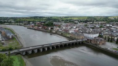Barnstaple, Kuzey Devon, İngiltere: DRONE VİEWS: İHA merkezi Barnstaple 'deki Taw Nehri boyunca uzanan Uzun Köprü' yü gösteriyor. Ortaçağ köprüsü, kasabanın müreffeh bir yün ticaret merkezi olarak erken tarihini yansıtır (Klip 1).