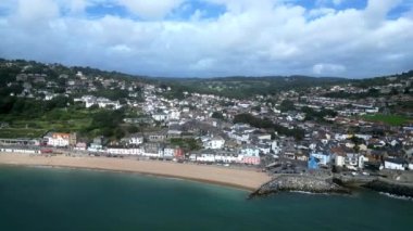 Lyme Regis, Dorset, İngiltere: Lyme Regis plajı ve kasaba. Lyme Regis, Jurassic Coast 'ta yer almaktadır ve popüler bir İngiltere tatil beldesidir; edebiyat ve film bağlantıları kadar fosilleriyle de ünlüdür (Bölüm 13).).