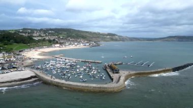 Lyme Regis, Dorset, İngiltere: DRONE VİEWS: İHA limanı ve Cobb 'u çevrelemektedir. Lyme Regis, Dünya Mirası Sahası 'nda yer alan ve fosilleri, edebiyatı ve film bağlantılarıyla ünlü popüler bir İngiliz turizm merkezidir..