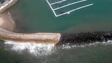 Lyme Regis, Dorset, İngiltere: DRone VieWS: Cobb ve limanın yukarıdan görünüşü. Lyme Regis, Jurassic Coast 'ta yer almaktadır ve fosilleri, edebiyatı ve film bağlantılarıyla ünlüdür (5).).