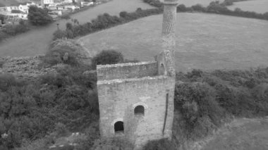 Camborne, Cornwall, İngiltere: DRONE VİEWS: İHA iki terk edilmiş teneke maden kaptan köşkü gösteriyor. Kamera tarihleri M.Ö. 1181 'e dayanır ve eskiden dünyanın en zengin teneke madencilik alanlarından biriydi (Bölüm 3).