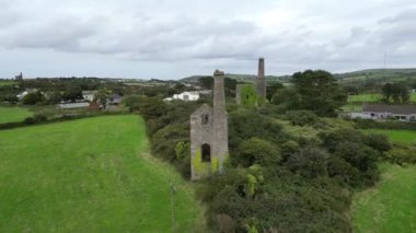Camborne, Cornwall, İngiltere: DRONE VİEWS: İHA iki terk edilmiş teneke maden kaptan köşkü gösteriyor. Kamera tarihleri M.Ö. 1181 'e dayanır ve eskiden dünyanın en zengin teneke madencilik alanlarından biriydi (Bölüm 6).