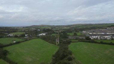 Camborne, Cornwall, İngiltere: DRONE VİEWS: İHA iki terk edilmiş teneke maden kaptan köşkü gösteriyor. Kamera tarihleri M.Ö. 1181 'e dayanır ve eskiden dünyanın en zengin teneke madencilik alanlarından biriydi (Bölüm 5).