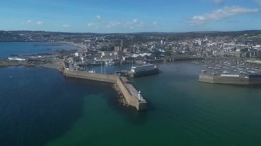 Penzance, Cornwall, İngiltere: DRONE VİEWS: İHA Penzance limanında şehri ve kıyı şeridini gösteriyor. Londra ve Kuzey 'den gelen ana demiryolu, popüler bir İngiltere tatil beldesi olan Penzance' da sona erer (Clip 3).
