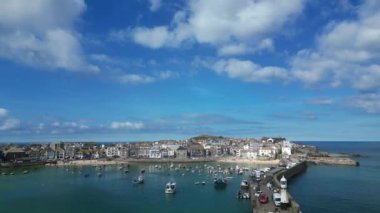 St Ives, Cornwall, İngiltere: DRONE VieWS: Smeaton 's Pier ve deniz feneri, St Ives Limanı ve zevk gemileri. St Ives 1950 'lerden beri sanatçılar için bir mıknatıs olmuştur (Clip 1)).