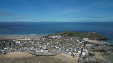 St Ives, Cornwall, İngiltere: St Ives limanı, St Ives Head, Bamaluz plajı, Porthwidden plajı ve Porthmeor plajı. St Ives 1950 'lerden beri sanatçılar için bir mıknatıs olmuştur (Clip 6).