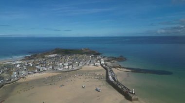 St Ives, Cornwall, İngiltere: St Ives limanı, St Ives Head, Bamaluz plajı, Porthwidden plajı ve Porthmeor plajı. St Ives 1950 'lerden beri sanatçılar için bir mıknatıs olmuştur (Clip 2).