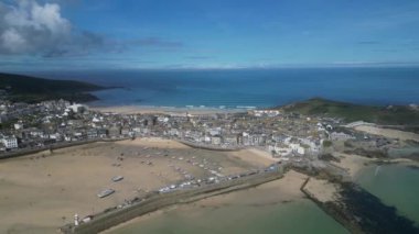 St Ives, Cornwall, İngiltere: St Ives limanı, St Ives Head, Bamaluz plajı, Porthwidden plajı ve Porthmeor plajı. St Ives 1950 'lerden beri sanatçılar için bir mıknatıs olmuştur (Clip 1)).