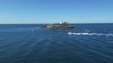 Godrevy Adası, Cornwall, İngiltere: DRone VieWS: Ada ve Godrevy deniz feneri. Godrevy deniz feneri ilk olarak 1 Mart 1859 'da faaliyete başladı ve yakınlardaki birçok can alan Taş Resifi' nin geçen gemilerini uyarmak için inşa edildi (13.).