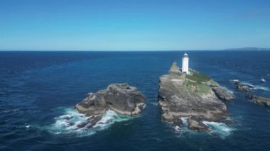 Godrevy Adası, Cornwall, İngiltere: DRone VieWS: Ada ve Godrevy deniz feneri. Godrevy deniz feneri ilk olarak 1 Mart 1859 'da faaliyete başladı ve yakınlardaki birçok can alan Taş Resifi' nin geçen gemilerini uyarmak için inşa edildi (15.).