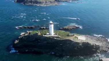 Godrevy Adası, Cornwall, İngiltere: DRone VieWS: Ada ve Godrevy deniz feneri. Godrevy deniz feneri ilk olarak 1 Mart 1859 'da faaliyete başladı ve birçok can alan yakınlardaki Stones Resifi' nden geçen gemileri uyarmak için inşa edildi (Clip 6).