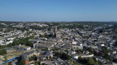 Truro, Cornwall, İngiltere: DRONE VİEWS: Şehir merkezi ve Truro Katedrali. Truro, Birleşik Krallık 'ın en güneydeki kentidir ve Truro Nehri' ndeki limanı ve teneke madenciliği için bir ticaret merkezi olarak büyümüştür (Clip 4).