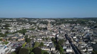 Truro, Cornwall, İngiltere: DRONE VİEWS: Şehir merkezi ve Truro Katedrali. Truro, Birleşik Krallık 'ın en güneydeki kentidir ve Truro Nehri' ndeki limanı ve teneke madenciliği için bir ticaret merkezi olarak büyümüştür (Clip 6).