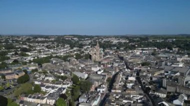 Truro, Cornwall, İngiltere: DRONE VİEWS: Şehir merkezi ve Truro Katedrali. Truro, Birleşik Krallık 'ın en güneydeki kentidir ve Truro Nehri' ndeki limanı ve teneke madenciliği için bir ticaret merkezi olarak büyümüştür (Bölüm 5).