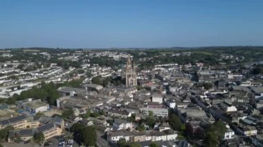 Truro, Cornwall, İngiltere: DRONE VİEWS: Şehir merkezi ve Truro Katedrali. Truro, Birleşik Krallık 'ın en güneydeki kentidir ve Truro Nehri' ndeki limanı ve teneke madenciliği için bir ticaret merkezi olarak büyüdü. (3. Klip).