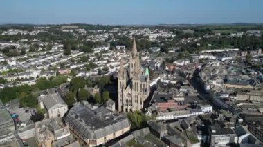 Truro, Cornwall, İngiltere: DRONE VİEWS: Şehir merkezi ve Truro Katedrali. Truro, Birleşik Krallık 'ın en güneydeki kentidir ve Truro Nehri' ndeki limanı ve teneke madenciliği için bir ticaret merkezi olarak büyümüştür (Klip 1).