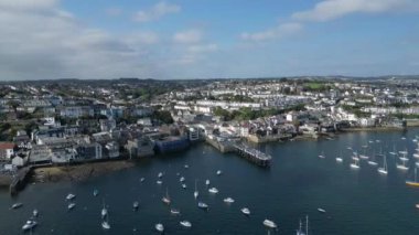 Falmouth, Cornwall, İngiltere: Falmouth kasabası, St Mawes feribot iskelesi ve nehir kıyısına demirlemiş yatlar. Falmouth, dünyanın en derin üçüncü doğal limanına sahip bir liman kentidir (3).).