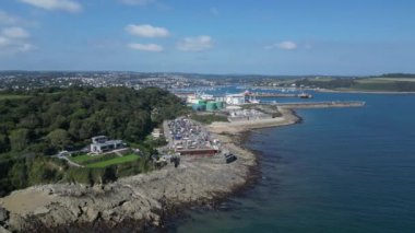 Falmouth, Cornwall, İngiltere: DRONE VİEWS: İnsansız hava aracı Falmouth Rıhtımı ve River Fal haliçlerini gösteriyor. Falmouth, dünyanın en derin üçüncü limanı olan ve Batı Avrupa 'nın en derin limanı olan doğal limanına dayanan aktif ticari limanlara sahiptir (Bölüm 2).).