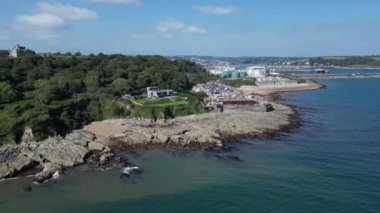 Falmouth, Cornwall, İngiltere: DRONE VİEWS: İnsansız hava aracı Falmouth Rıhtımı ve River Fal haliçlerini gösteriyor. Falmouth, dünyanın en derin üçüncü limanı olan ve Batı Avrupa 'nın en derin limanı olan doğal limanına dayanan aktif ticari limanlara sahiptir (1).).