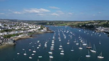 Falmouth, Cornwall, İngiltere: DRONE VİEWS: Fal Nehri 'ne demirlemiş yatlar; nehrin sol tarafı Falmouth kasabası, nehrin sağ tarafı Flushing köyüdür. Falmouth, İngiltere 'de popüler bir tatil beldesidir (1).