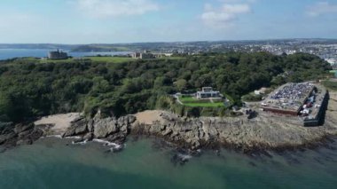 Falmouth, Cornwall, İngiltere: DRONE VİEWS: İnsansız hava aracı River Fal burnu ve Falmouth Rıhtımı 'nı arka planda (solda) gösteriyor. Falmouth, İngiltere 'de popüler bir tatil beldesidir..