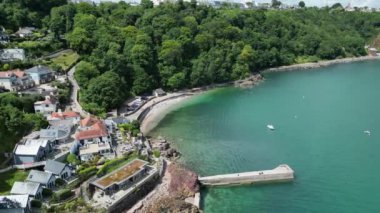 Babbacombe, Güney Devon, İngiltere: DRONE VİEWS: İnsansız hava aracı Babbacombe liman duvarı ve sahile bakan geçmişteki mülkler üzerinde uçuyor. Babbacombe güzel kıyı şeridiyle tanınan popüler bir İngiltere tatil beldesidir (Clip 3).