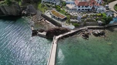 Babbacombe, Güney Devon, İngiltere: DRONE VİEWS: İHA, kumsala bakan özellikleri ortaya çıkarmak için Babbacombe liman duvarından (kamera yukarı doğru eğilir) geri çekilir. Babbacombe, İngiltere 'de popüler bir bayramdır.).