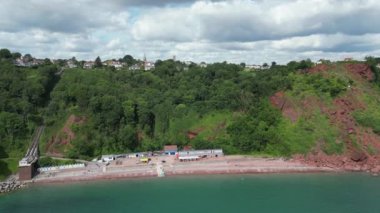 Babbacombe, Güney Devon, İngiltere: DRONE VİEWS: İnsansız hava aracı Oddicombe sahilini ve Babbacombe Cliff Demiryolu 'nu çevrelemektedir. Babbacombe, güzel manzarası nedeniyle popüler bir İngiliz turizm merkezidir (Clip 3).