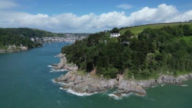River Dart, Kingswear, Güney Devon, İngiltere: DRONE VİEWS: Dartmouth, Dartmouth, Dart Nehri 'nin ağzındaki engebeli kıyı şeridi. Güney Devon ve River Dart İngiltere 'nin popüler tatil beldeleridir (Clip 3).