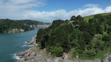 River Dart, Kingswear, Güney Devon, İngiltere: DRONE VİEWS: Dartmouth, Dartmouth, Dart Nehri 'nin ağzındaki engebeli kıyı şeridi. Güney Devon ve River Dart İngiltere 'nin popüler tatil beldeleridir (Clip 2).