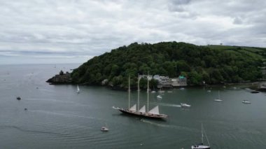Dartmouth, Güney Devon, İngiltere: Bir yelkenli yelkenli yelkenli, Dartmouth 'tan Wight Adası' ndaki Cowes 'a yıllık Richard Mille kupa yarışının başlangıcı için Dart Nehri Dart' tan aşağı iniyor. Nehir dartı yelken meraklıları için bir mıknatıstır (Bölüm 5).