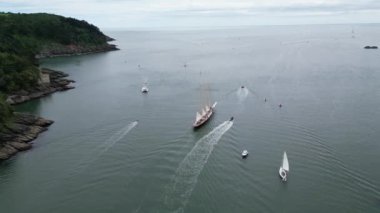Dartmouth, Güney Devon, İngiltere: Bir yelkenli yelkenli yelkenli, Dartmouth 'tan Wight Adası' ndaki Cowes 'a yıllık Richard Mille kupa yarışının başlangıcı için Dart Nehri Dart' tan aşağı iniyor. Nehir dartı yelken meraklıları için bir mıknatıstır (Bölüm 4).