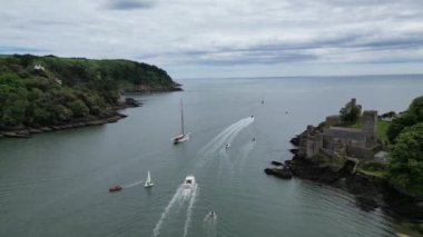 Dartmouth, Güney Devon, İngiltere: Bir yelkenli yelkenli yelkenli, Dartmouth 'tan Wight Adası' ndaki Cowes 'a yıllık Richard Mille kupa yarışının başlangıcı için Dart Nehri Dart' tan aşağı iniyor. Nehir dartı yelken meraklıları için bir mıknatıstır (Bölüm 3).