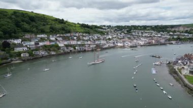 Dartmouth, Güney Devon, İngiltere: Bir yelkenli yelkenli yelkenli, Dartmouth 'tan Wight Adası' ndaki Cowes 'a yıllık Richard Mille kupa yarışının başlangıcı için Dart Nehri Dart' tan aşağı iniyor. Nehir dartı yelken meraklıları için bir mıknatıstır (Bölüm 2).