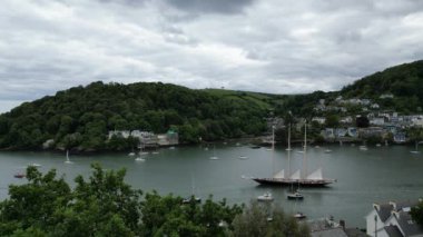Dartmouth, Güney Devon, İngiltere: Bir yelkenli yelkenli yelkenli, Dartmouth 'tan Wight Adası' ndaki Cowes 'a yıllık Richard Mille kupa yarışının başlangıcı için Dart Nehri Dart' tan aşağı iniyor. Nehir dartı yelken meraklıları için bir mıknatıstır (Klip 1).