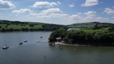 Stoke Gabriel, Güney Devon, İngiltere: DRONE VİEWS: İnsansız hava aracı Stoke Gabriel yat kulübünün etrafında Nehir dartı, demirli tekneler ve Stoke Gabriel köyünü gösteriyor. Devon güzel manzarası ile tanınan popüler bir İngiltere tatil beldesidir (Clip 1).