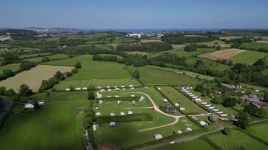 Stoke Gabriel, Güney Devon, İngiltere: DRONE VİEWS: İnsansız hava aracı karavan parkının çevresini ve Torbay 'ı b / g' de gösteriyor. Devon, güzel kırsal ve kıyı şeridiyle tanınan popüler bir İngiltere tatil beldesidir (Clip 1).