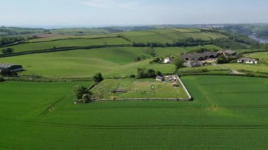 Hillhead, Brixham, Güney Devon, İngiltere: DRONE VİEWS: Eski bir rezervuardaki hatalı bir su vanası Cryptospiridium salgınının kaynağıydı. Brixham bölgesindeki buğulanmış yerel su, hastalık ve ishal vakalarına neden oldu (3. klip).