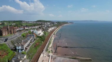 Dawlish, Güney Devon, İngiltere: Drone denize bakan demiryolu hattı ve mülkleri paralel olarak Dawlish 'ten doğuya doğru uçar. Dawlish, siyah kuğularıyla tanınan popüler bir İngiltere tatil beldesi.. 