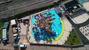 Goodrington Sands, Güney Devon, İngiltere: DRONE VİEWS: İnsansız hava aracı korsan temalı yeni bir hava aracı ve yakınlardaki buharlı tren yolunu gösteriyor. Torbay, çok çeşitli ziyaretçi çekimleri bulunan popüler bir İngiltere tatil beldesidir (Clip 1).