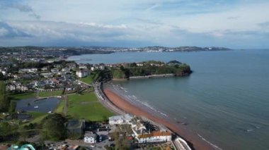 Goodrington Sands, Torbay, Güney Devon, İngiltere İHA, Young 's Park ve Goodrington Sands üzerinden Roundham Gardens' a doğru uçuyor. Torbay, pek çok turistik yeri olan popüler bir İngiltere tatil beldesi..