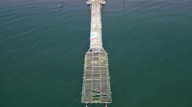 Teignmouth, Güney Devon, İngiltere: DRONE VİEWS: Grand Pier 'ın harap olmuş son görüntüsü; insansız hava aracı iskelenin tam uzunluğunda devam ediyor. Teignmouth hem liman şehri hem de İngiltere 'nin popüler tatil beldesidir..
