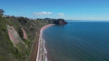 Teignmouth, Güney Devon, İngiltere: Drone kumlu bir sahile paralel doğuya ve Dawlish 'e doğru ana hat demiryoluna ve 