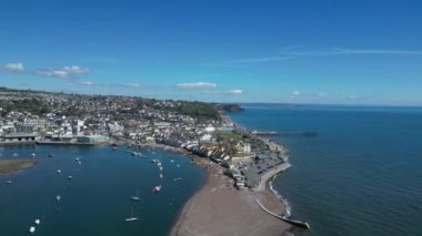 Teignmouth, Güney Devon, İngiltere: Teignmouth kasabası, Teignmouth nehri, Teignmouth rıhtımı, Grand Pier ve deniz kenarı geçidi. Teignmouth popüler bir İngiltere turizm merkezi ve yoğun bir limandır (Klip 1).